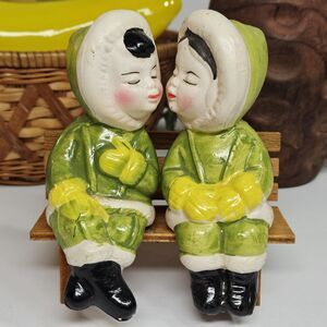 Vtg Salt Pepper Shakers Set Kissing Eskimo Couple Bench Sitters Asian 70s Green